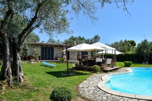 un jardín con piscina y una casa en Villa di Lago Albano - Castel Gandolfo en Albano Laziale