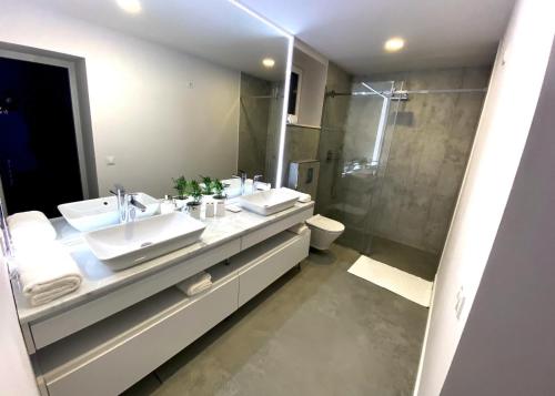 a bathroom with two sinks and a shower at Luksusowy Apartament pod Lasem, Otwock kolo Warszawy - Jacuzzi is seasonal!! in Otwock