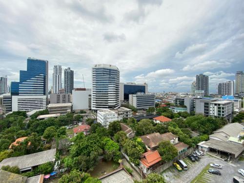 um horizonte da cidade com edifícios altos e árvores em Boss Mansion em Bangkok