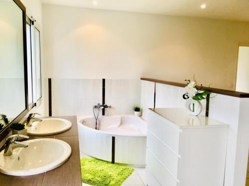 une salle de bain avec deux lavabos et une baignoire dans l'établissement La Gaude, villa 6 personnes-jardin-piscine-vue dégagée au calme, à La Gaude