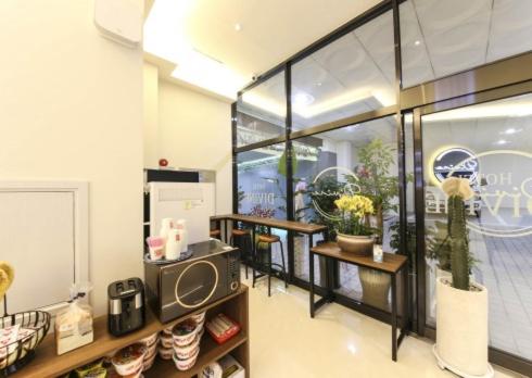 una habitación con un escaparate con plantas. en Gwangju Divine Hotel en Gwangju
