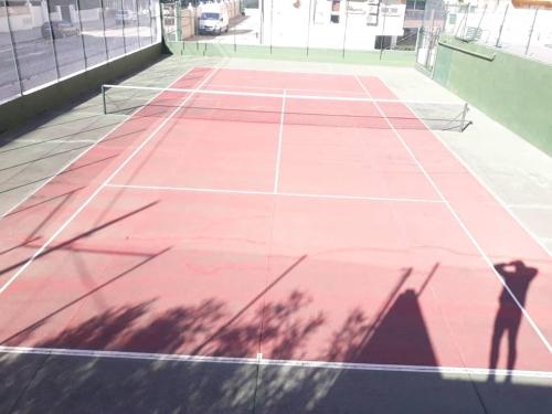 Cień osoby na korcie tenisowym w obiekcie Infante II Primera Linea Playa De Gandia SOLO FAMILIAS w mieście Playa de Gandia