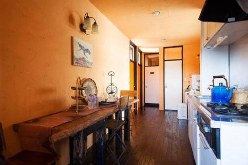 Villa Takaosan في باتسيوزس: مطبخ مع كونتر خشبي في الغرفة