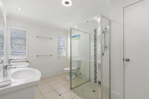 ein Badezimmer mit Dusche, Waschbecken und Toilette in der Unterkunft Amalfi in Point Lookout
