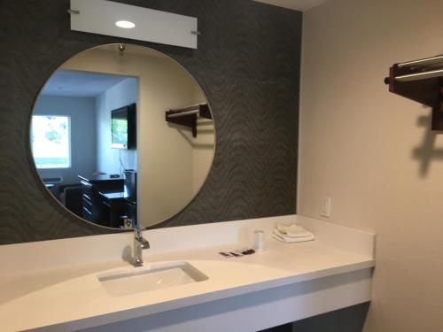 een badkamer met een wastafel en een spiegel bij PASADENA LODGE in Pasadena