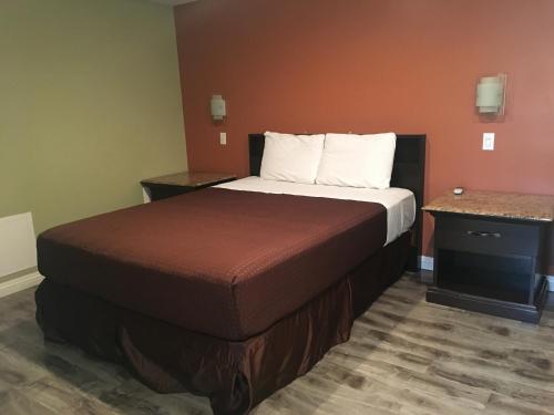 a hotel room with a bed in a room at PASADENA LODGE in Pasadena