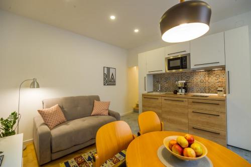ein Wohnzimmer mit einem Tisch und einem Sofa in der Unterkunft All Season Studios in Braşov
