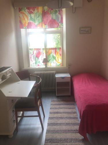 a bedroom with a bed and a desk and a window at Billingehill Bed&Breakfast in Billinge