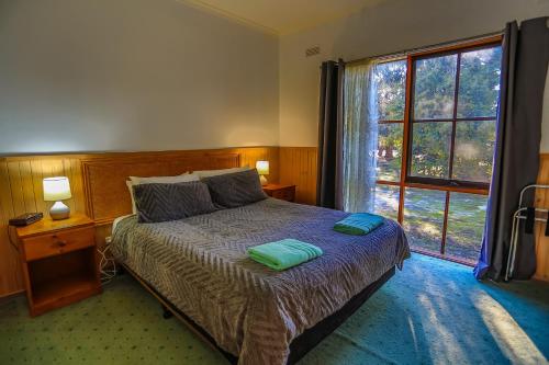A bed or beds in a room at Mountain View Motor Inn & Holiday Lodges