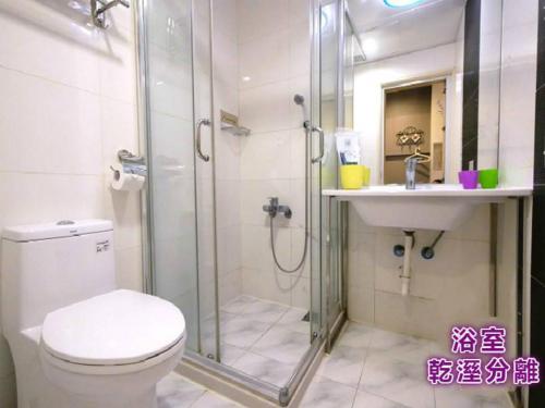 y baño con ducha, aseo y lavamanos. en 85高雄港商旅, en Kaohsiung