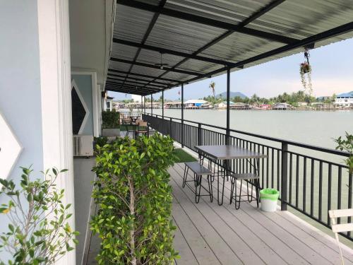 Μπαλκόνι ή βεράντα στο Chaiyai River Front Hotel