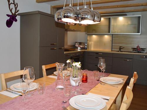 una mesa de comedor con platos y vasos. en Haus Wiesengrund-Fahl - FeWo 4, en Todtnau