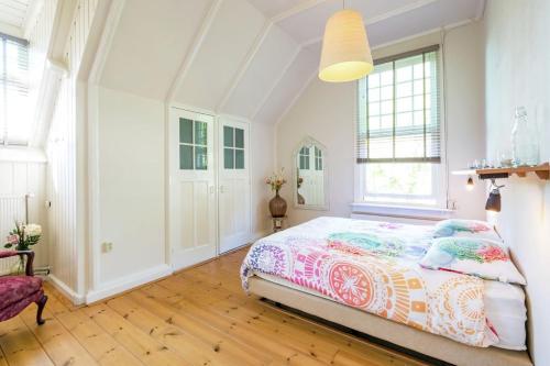 Sint JacobiparochieにあるSeulle Stateのベッドルーム1室(ベッド1台、大きな窓付)
