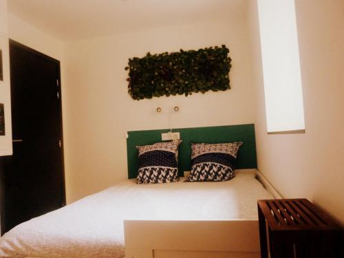 Le Studio Stanislas tesisinde bir odada yatak veya yataklar