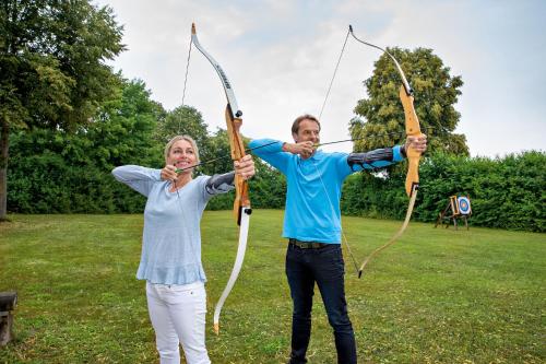 a man and a woman holding up arrows at Best Western Aparthotel Birnbachhöhe in Bad Birnbach