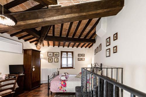 uma sala de estar com tectos em madeira e uma escadaria em La Casina di Rosa em Montepulciano