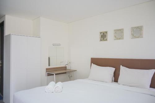 Ένα ή περισσότερα κρεβάτια σε δωμάτιο στο Minimalist Studio Bintaro Icon Apartment near British School By Travelio