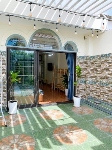Xoài Xanh Hostel & Villaにあるパティオまたは屋外エリア