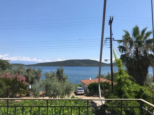 Una vista del océano desde una casa en Ai Nies Studios, en Soúrpi