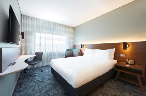 um quarto de hotel com uma cama e uma secretária em Holiday Inn Express Newcastle, an IHG Hotel em Newcastle