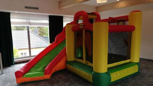 a childrens play room with a slide at Hotel SKAL Medi SPA & Resort in Ustronie Morskie