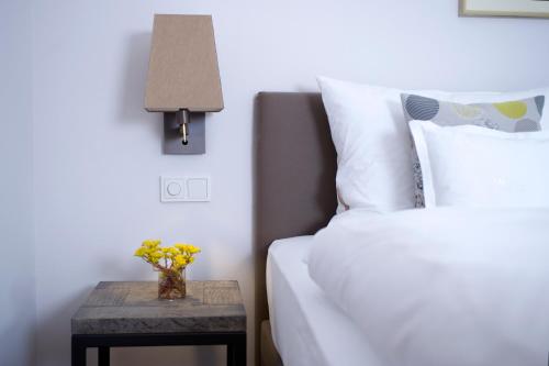a bedroom with a bed and a table with a lamp at Benen-Diken-Hof in Keitum