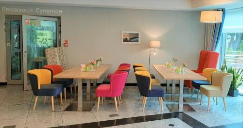 Restauracja lub miejsce do jedzenia w obiekcie Hotel SKAL Medi SPA & Resort
