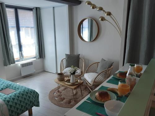 une salle à manger avec une table sur laquelle se trouve de la nourriture dans l'établissement L HAUTE DU GOUVERNEUR, à Honfleur