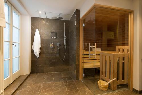 a bathroom with a shower with a glass door at Benen-Diken-Hof in Keitum