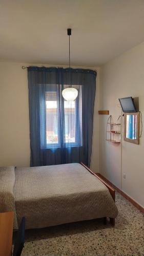 una camera con un letto di fronte a una finestra di Affittacamere Da Priscilla a Porto Torres