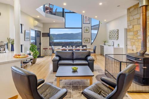 sala de estar con muebles y pantalla grande en Quarry Hill Lookout, en Dover