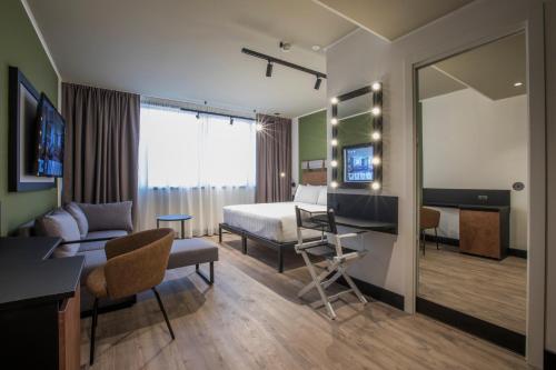una camera d'albergo con letto e scrivania di MOVIE MOVIE HOTEL a Roma