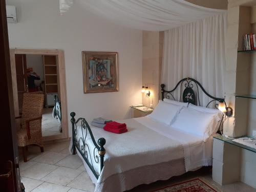 オートラントにあるMasseria L'Uliveto Agri Resortのベッドルーム1室(赤い袋付きのベッド1台付)