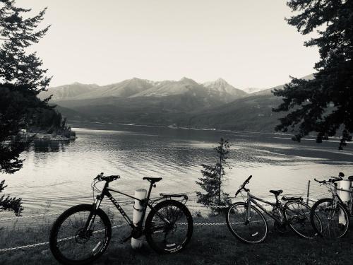 a group of bikes parked next to a lake at Mistiso's Place Vacation Rentals in Nelson