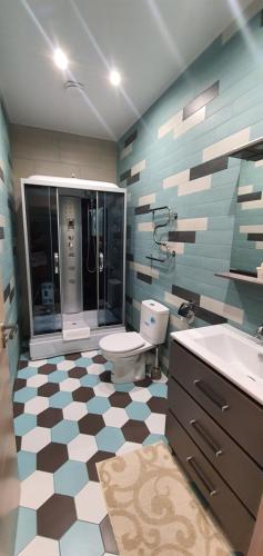 ヴォルゴグラードにあるスターリングラード ホテルのバスルーム(トイレ、シャワー、シンク付)