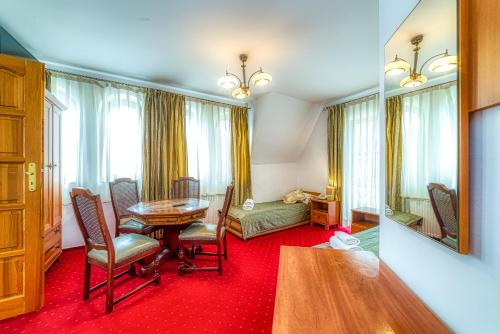 シュツァブニツァにあるPensjonat Skalny Szczawnicaのテーブルと椅子、ベッドルーム1室が備わります。