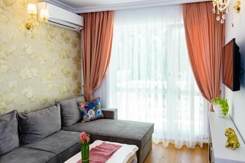 uma sala de estar com um sofá e uma janela em Sweet Homes 6 Apartments em Sunny Beach