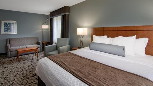 Best Western Plus Blaine at the National Sports Centerにあるベッド
