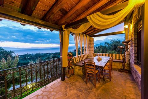 Majestic Chateau - Spectacular Seascapes & Pool