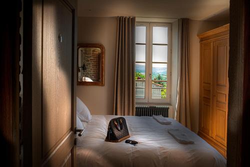 A bed or beds in a room at The view of Montpeyroux