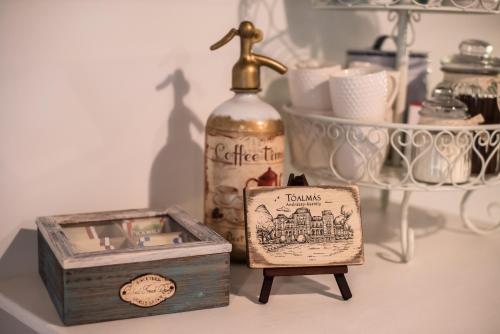 a bottle of alcohol next to a wooden box and a wooden box at Boróka Vendégház Tóalmás in Tóalmás