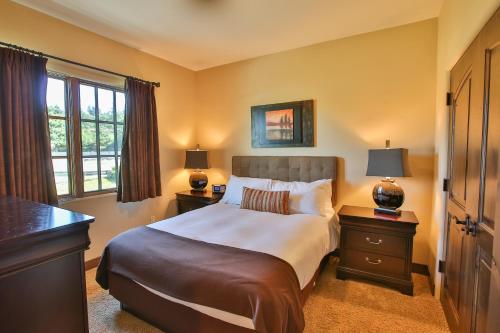 een slaapkamer met een groot bed met 2 nachtkastjes en 2 lampen bij Columbia Cliff Villas in Hood River