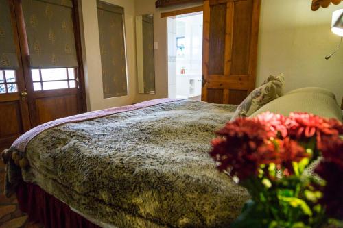 Una cama o camas en una habitación de Skeiding Guest Farm