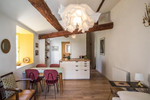une cuisine et une salle à manger avec une table et des chaises dans l'établissement ARLES Maison petite Roquette et garage, à Arles