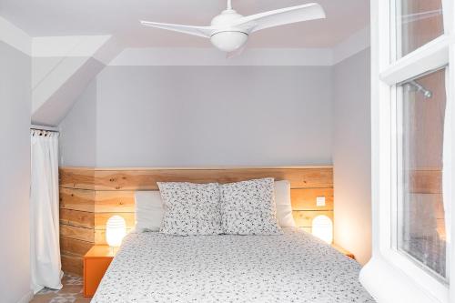 une chambre avec un lit avec un ventilateur de plafond dans l'établissement ARLES Maison petite Roquette et garage, à Arles