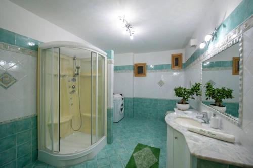 Ένα μπάνιο στο Villa Cimea