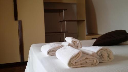 ein Bett mit weißen Handtüchern darüber in der Unterkunft Bianca dimora in Gallipoli