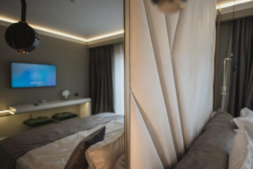 a hotel room with a bed and a tv at Elexus Predeal in Predeal