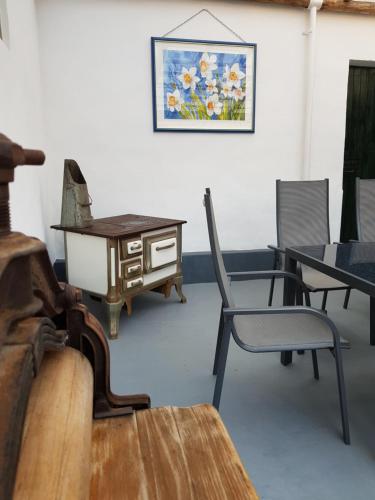 HergartenにあるFerienhaus Krukのテーブル、椅子、デスクが備わる客室です。