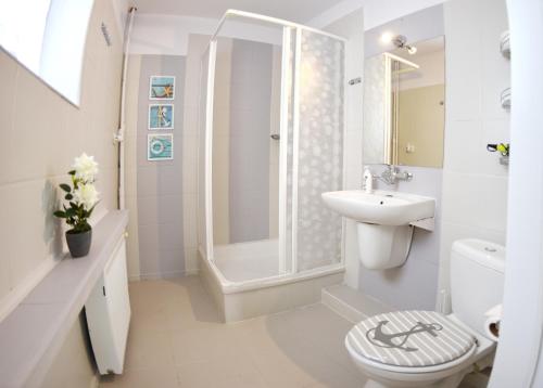 A bathroom at Marinas Rewa